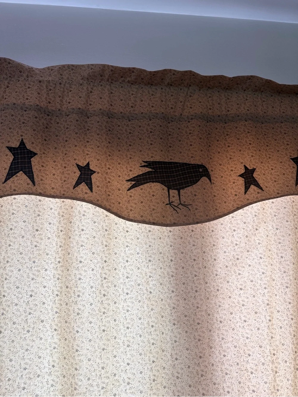 Kettle grove country curtains w/attached appliqué crow &star valance 40x84 tan